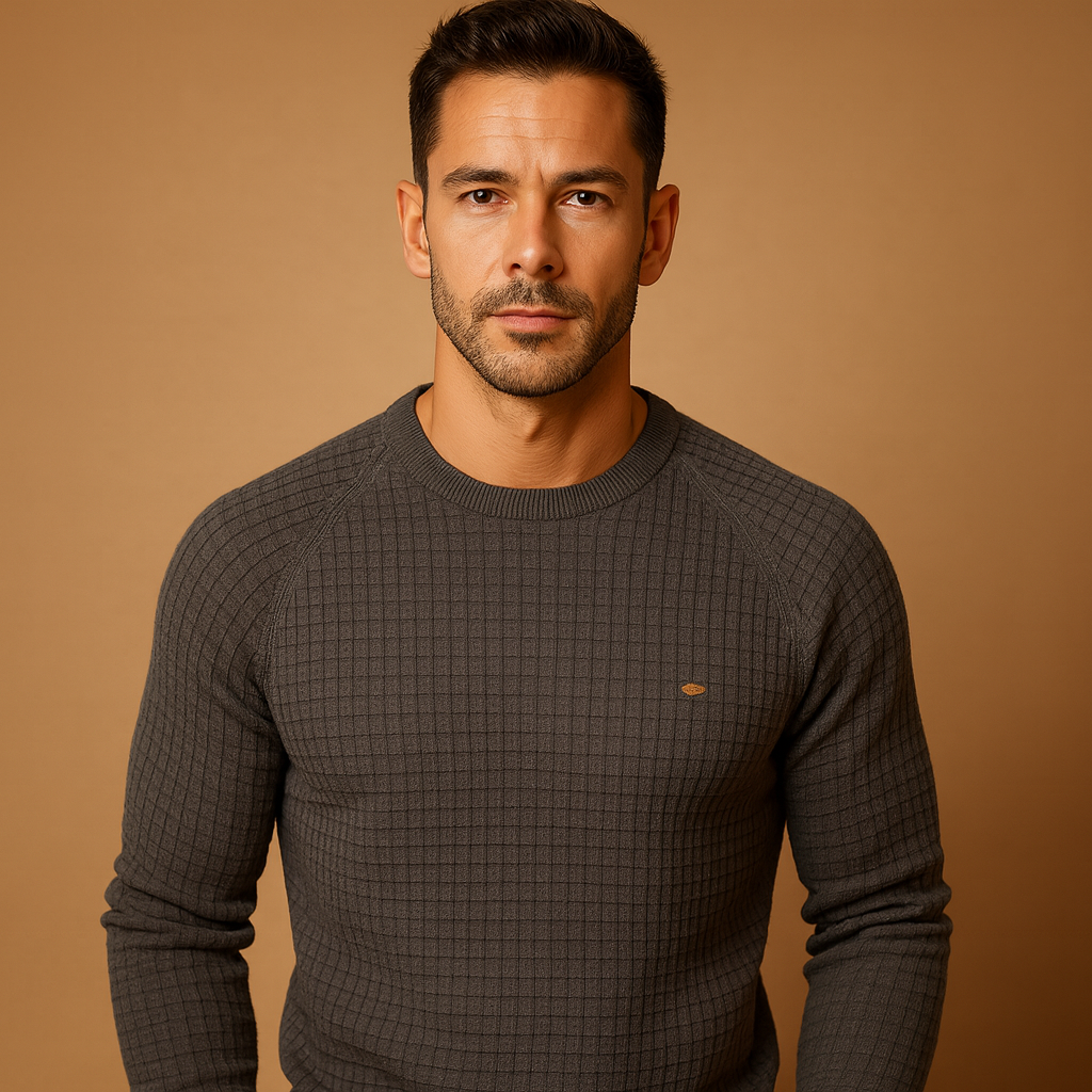 Men’s knitted round-neck sweater with a relaxed fit, ideal for autumn and winter wear and suitable for casual, work, and everyday outfits.