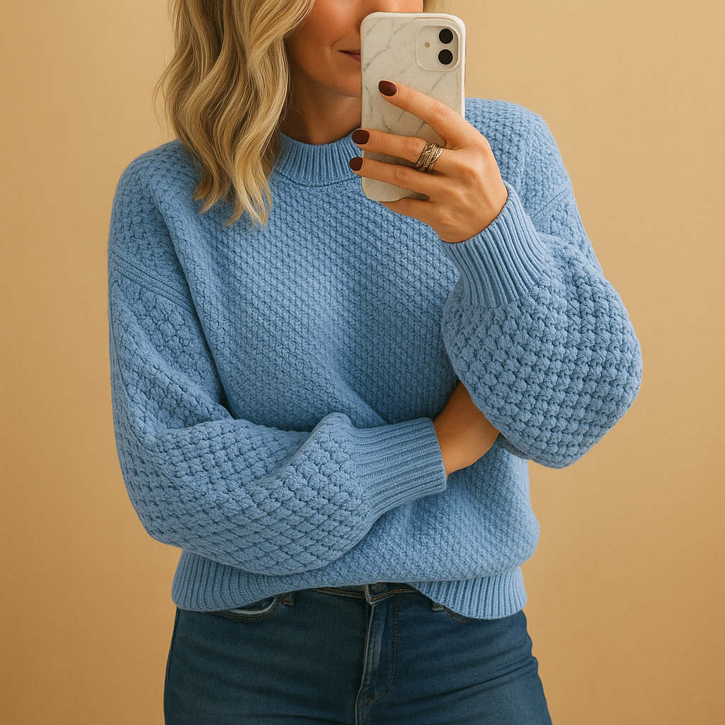 Women’s elegant knitted sweater with a comfortable fit and timeless style, ideal for casual and formal outfits in autumn and winter.