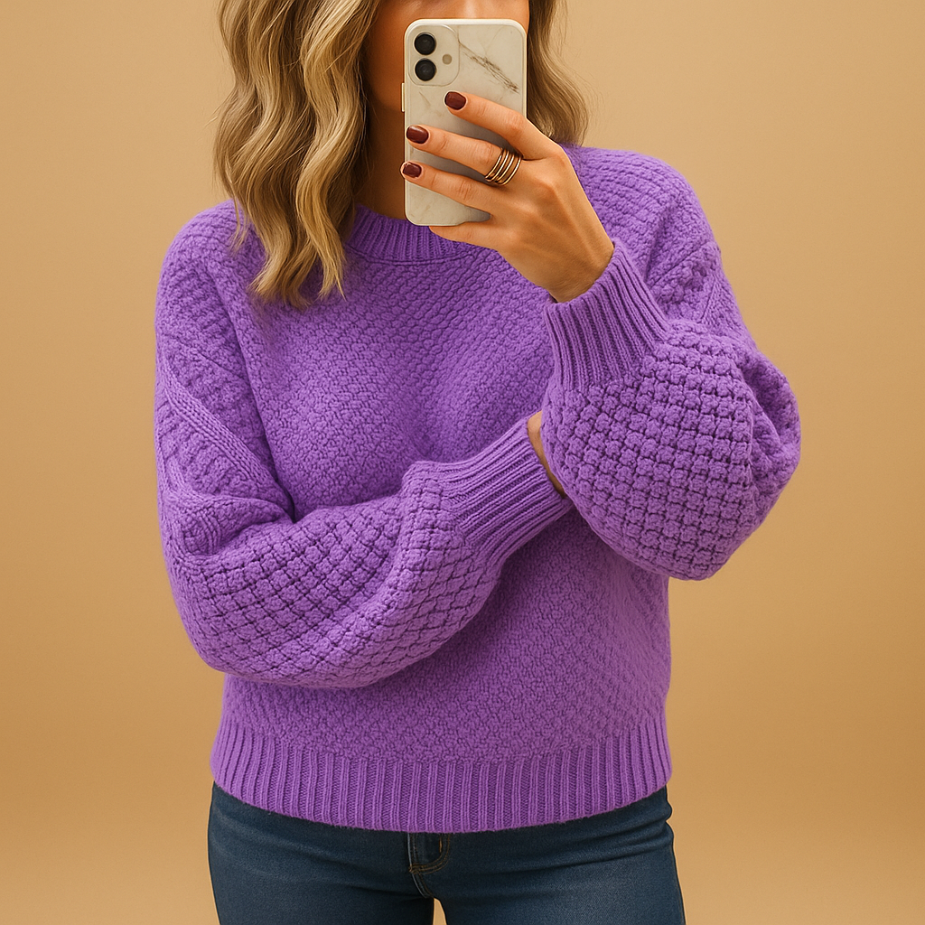Women’s elegant knitted sweater with a comfortable fit and timeless style, ideal for casual and formal outfits in autumn and winter.