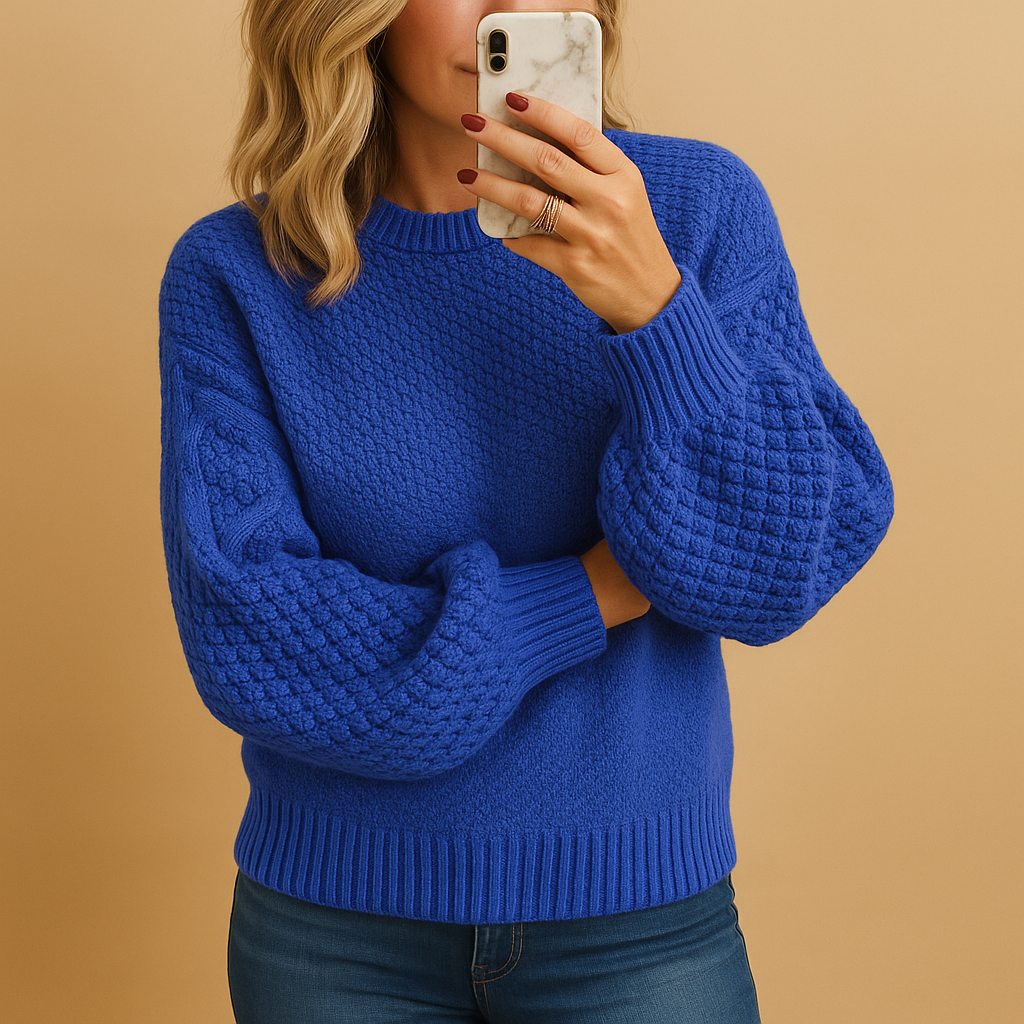 Women’s elegant knitted sweater with a comfortable fit and timeless style, ideal for casual and formal outfits in autumn and winter.
