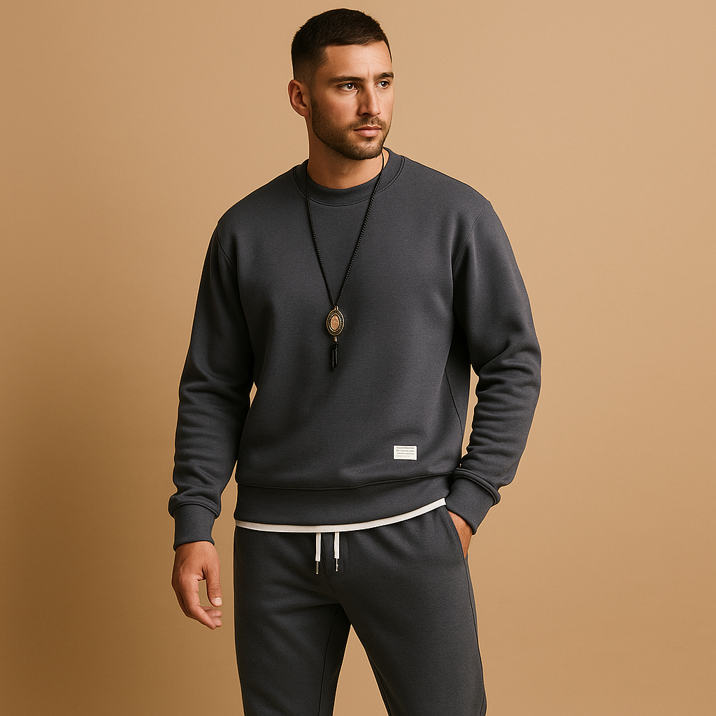 Men’s jogging set with sweater and jogger jeans. Relaxed fit and modern design, perfect for casual wear, light activities, and everyday comfort.